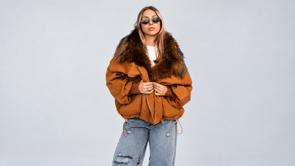 Modelka SHUBA WEAR w karmelowej kurtce puchowej z ciemnobrązowym kołnierzem KD1-018