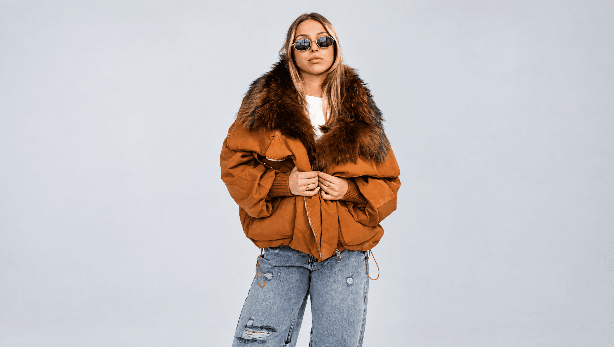 Modelka SHUBA WEAR w karmelowej kurtce puchowej z ciemnobrązowym kołnierzem KD1-018