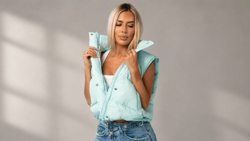Modelka SHUBA WEAR w jasnoniebieskim pikowanym bezrękawniku BD-003