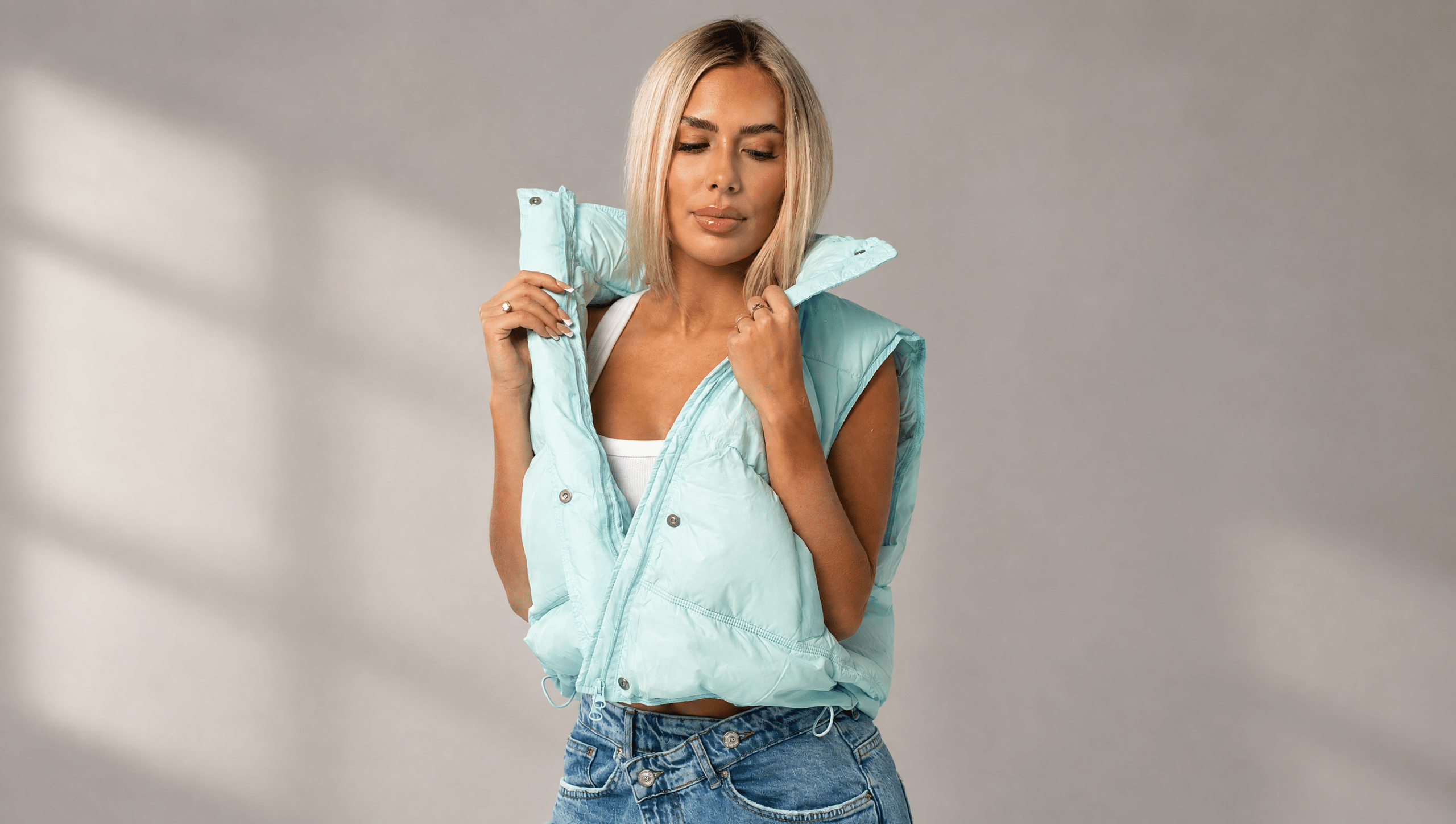 Modelka SHUBA WEAR w jasnoniebieskim pikowanym bezrękawniku BD-003